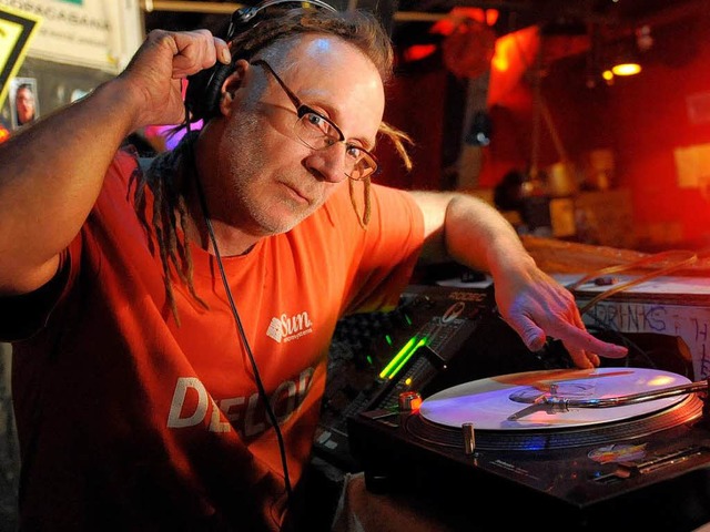 DJ Por No zog Ende der 90er Jahre von ...nach Berlin und legt nach wie vor auf.  | Foto: dpa