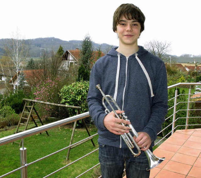 Tim Renkert mit seiner Trompete auf de...Heims  im Schliengener Ortsteil  Liel   | Foto: Dorothee Philipp