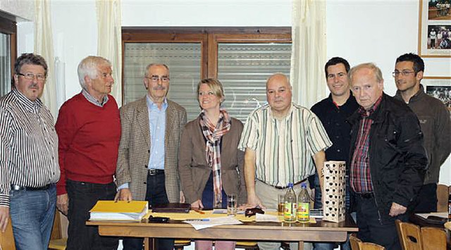TC-Vorstand mit den ausgeschiedenen und neuen Mitgliedern  | Foto: Verein