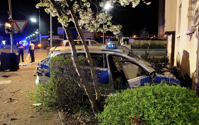 Ende einer Einsatzfahrt: Nach dem Zusa...allt das Polizeiauto gegen eine Wand.   | Foto: DPA