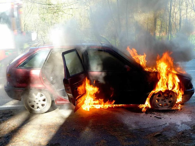 Nicht mehr zu retten: Dieses Auto wurde auf der L134 ein Raub der Flammen.  | Foto: BZ