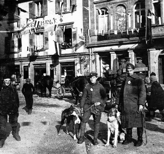 Der  Marktplatz in Richtung Stadtkirch...es Kriegendes mit Fhnchen geschmckt.  | Foto: Archivfoto: Stadtarchiv