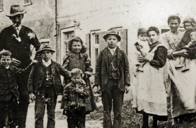 Blanke Not: Schwabenkinder in ihrer Gastfamilie, 1907.   | Foto: BauernhausMuseum Wolfegg