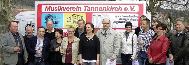 Freuen sich ber den neuen Anhnger: M...sikvereins Tannenkirch und Sponsoren.   | Foto: privat