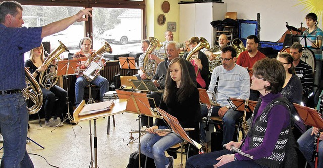 Seit sechs Wochen studieren die Musike...ngskonzert am Samstag, 14. April ein.   | Foto: Tina Httich