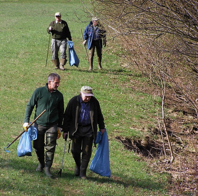 Lobenswerter Einsatz: Der Anglerverein...lisationsmll von den Ufern der Wiese.  | Foto: Privat