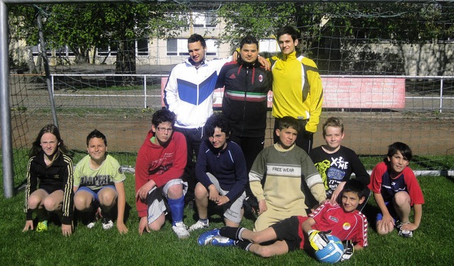 Die mitmachenden Kinder  beim Gruppenbild mit Tor   | Foto: Sara Ljesic