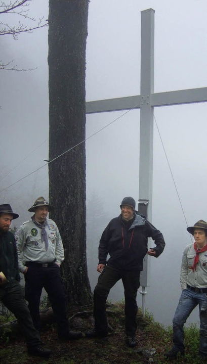 Dem Himmel so nah: Nebel und Klte hie...egearbeiten an den weien Kreuzen ab.   | Foto: Pfadfinder