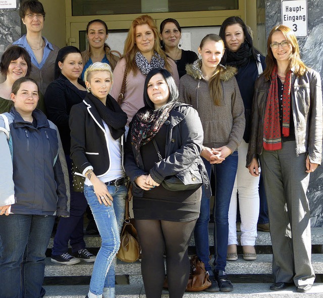 Projektleiterin Ida Rosenthal (links o...h (rechts) mit der Gruppe der Frauen.   | Foto: Melanie Payer