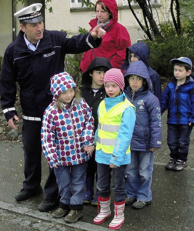 Was die Kinder tun mssen, bevor sie d...en gestern Kommissar Waldemar Werner.   | Foto: Reinhard Herbrig