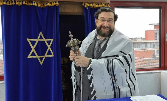 Gibt der Jdischen Gemeinde ein Gesicht: Rabbiner Moshe Navon in der Synagoge   | Foto: gerhard walser