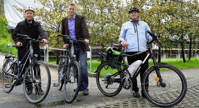 Peter Schick, Frank Uekermann und Diet... mit den neuen &#8222;Pedelecs&#8220;   | Foto: Thomas Kunz