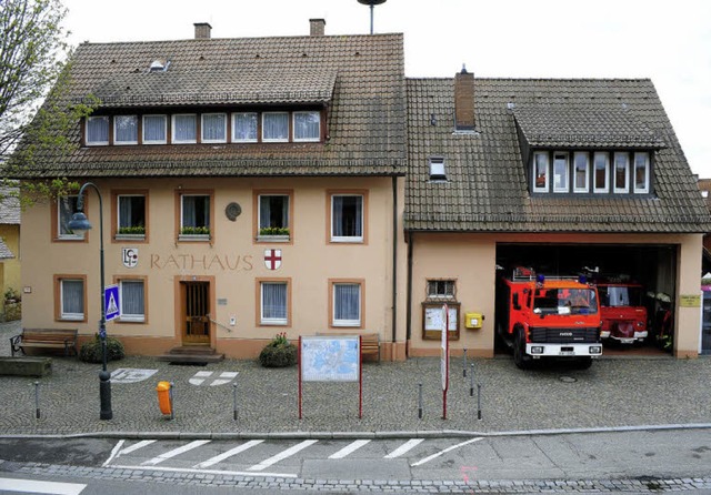 Moderne Feuerwehrautos passen nicht hi...n die Garage neben dem Rathaus Lehen.   | Foto: Thomas Kunz