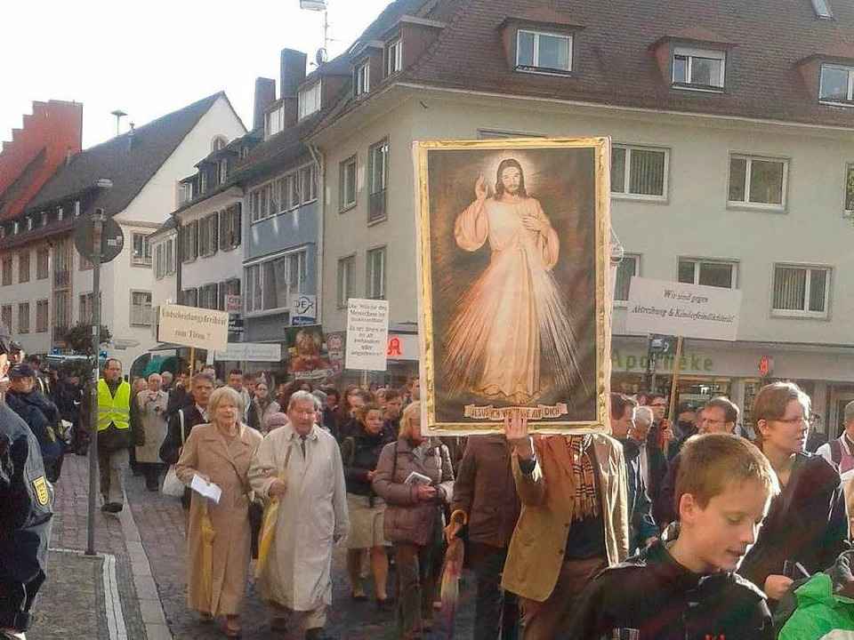 Der Protestzug der radikalen Abtreibungsgegner f�hrte durch die Altstadt.  | Foto: Thomas Goebel
