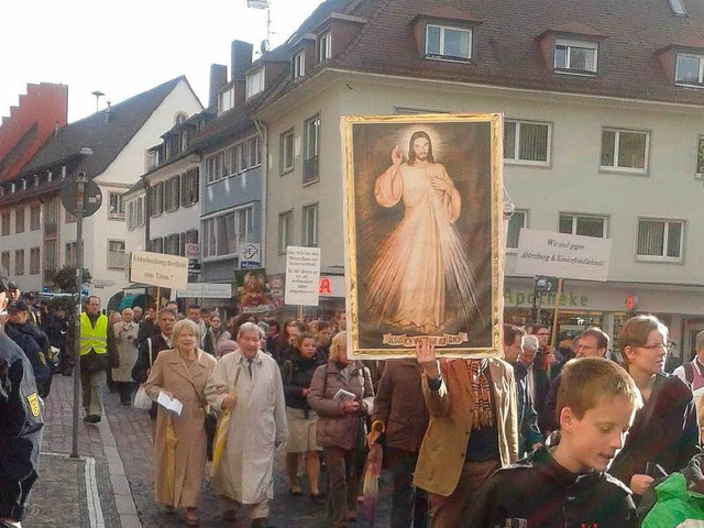 Der Protestzug der radikalen Abtreibungsgegner fhrte durch die Altstadt.  | Foto: Thomas Goebel