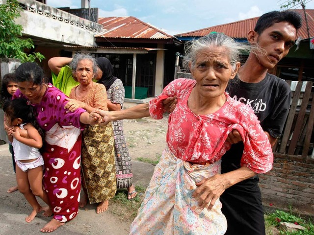 Wie hier in Banda Aceh verlieen viele... Huser, um in die Berge zu flchten.   | Foto: dpa