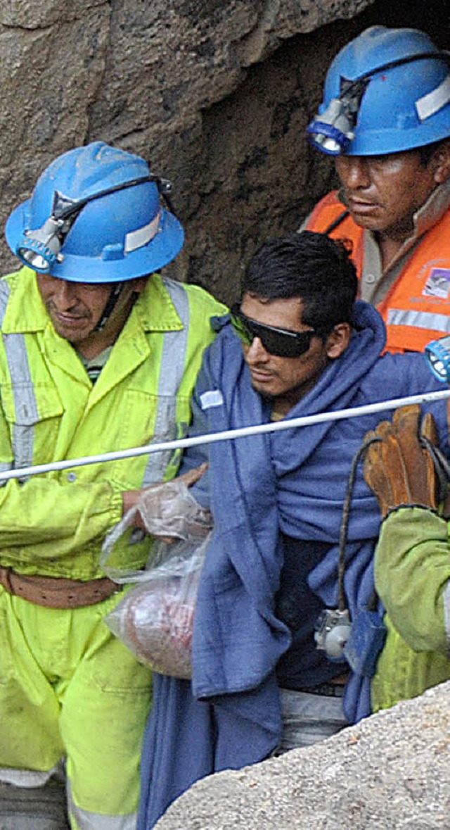 Ein Kumpel kommt nach sieben Tagen wieder ins Freie.   | Foto: AFP