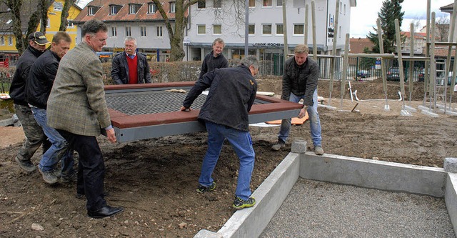 Die Rotarier aus Bonndorf packten am M...  das  Grobodentrampolin aufzubauen.   | Foto: Khnemund/Folkerts