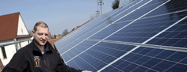 Neue Stromquelle frs Brauhaus: Benjamin Herr auf seinem neuen Solardach.   | Foto: christoph breithaupt