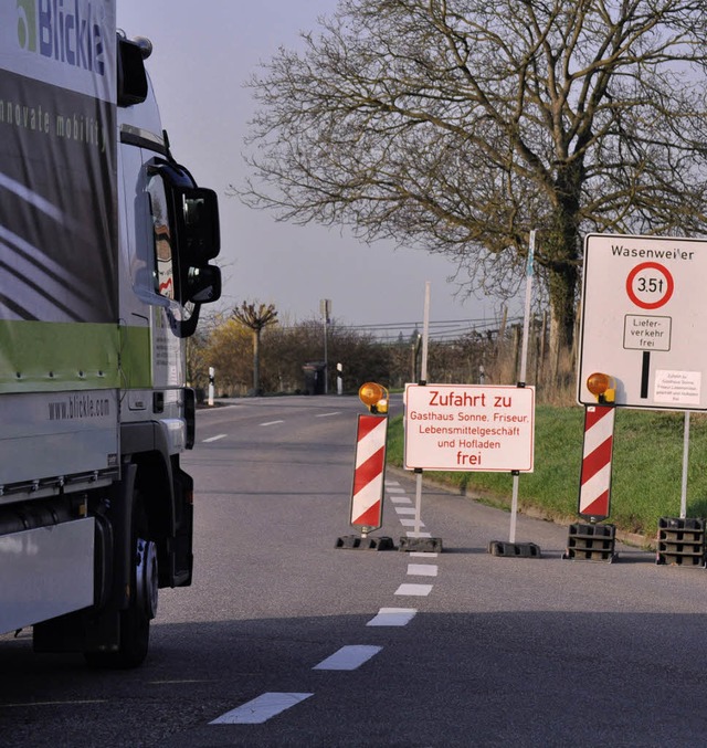 Fr den Schwerlastverkehr  ist die Fah... Brummifahrer ignorieren die Schilder.  | Foto: Kai Kricheldorff