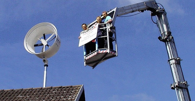In Rwihl wurde auf einem Hausdach  e... die im Betrieb kaum Gerusche macht.   | Foto:  WOLFGANG ADAM