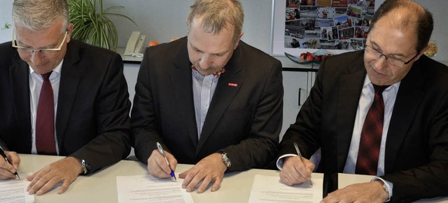 Gnther Heck (Volksbank), Kreishandwer...) unterzeichnen den Sponsorenvertrag.   | Foto: Reich