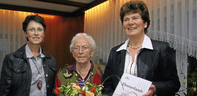 Die 90-jhrige Elise Ipser (Mitte) wur...d der Oberbergener Landfrauen ernannt.  | Foto: herbert trogus