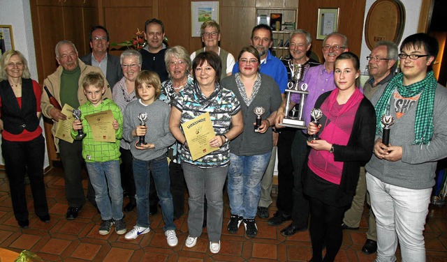 Mit Urkunden und Pokalen wurden die Si...gtsburger Stadtmeisterschaft belohnt.   | Foto: herbert trogus