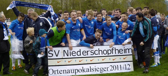 Niederschopfheimer Freude nach dem Pokalsieg am Ostermontag   | Foto:  Bezirk/Joachim Schwende