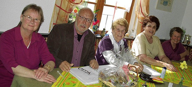AWO-Vorsitzender Klaus Ruch mit seiner...d Renz und Anneliese Adam (v. links).   | Foto: Jger