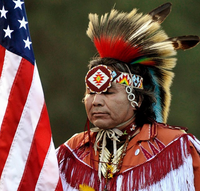 Die Oglala-Sioux, im Bild ein Huptlin...h an den Behandlungskosten beteiligen.  | Foto: dpa