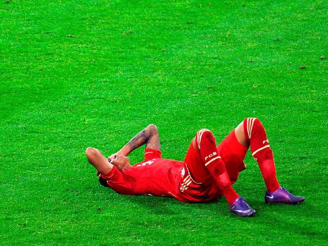Bayern-Spieler Luiz Gustavo liegt nach...n  fr diesen Gegner  nicht geeignet.   | Foto: dpa/dapd