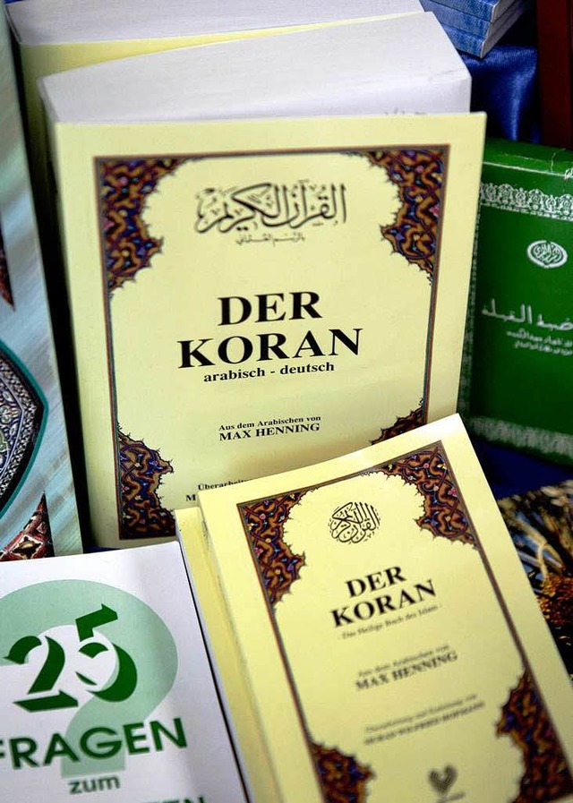Den Koran soll es jetzt auch kostenlos geben &#8211; fr Passanten.  | Foto: dpa