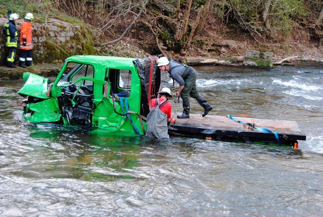 Sturz in die Wutach: Der Kleinlastwage...n der Strae ab und landete im Wasser.  | Foto: Juliane Khnemund