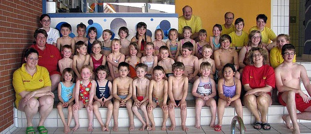 Spa im Wasser hatten die Kinder beim ... das begehrte Seepferdchen-Abzeichen.   | Foto: Seifermann