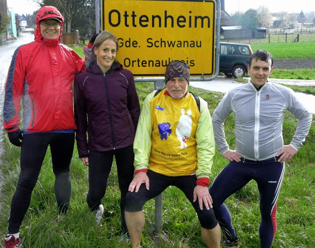 Hallo in Ottenheim: (von links) Gerhar...ia Bing,  Heinz Jckel und Erik Weide   | Foto: reiner beschorner