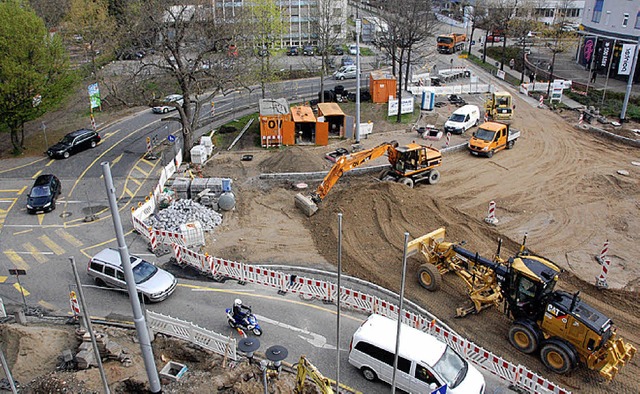 Am Kreisel (rechts) wird eifrig gebaut...g aber fr zweieinhalb Tage gesperrt.   | Foto: Lauber