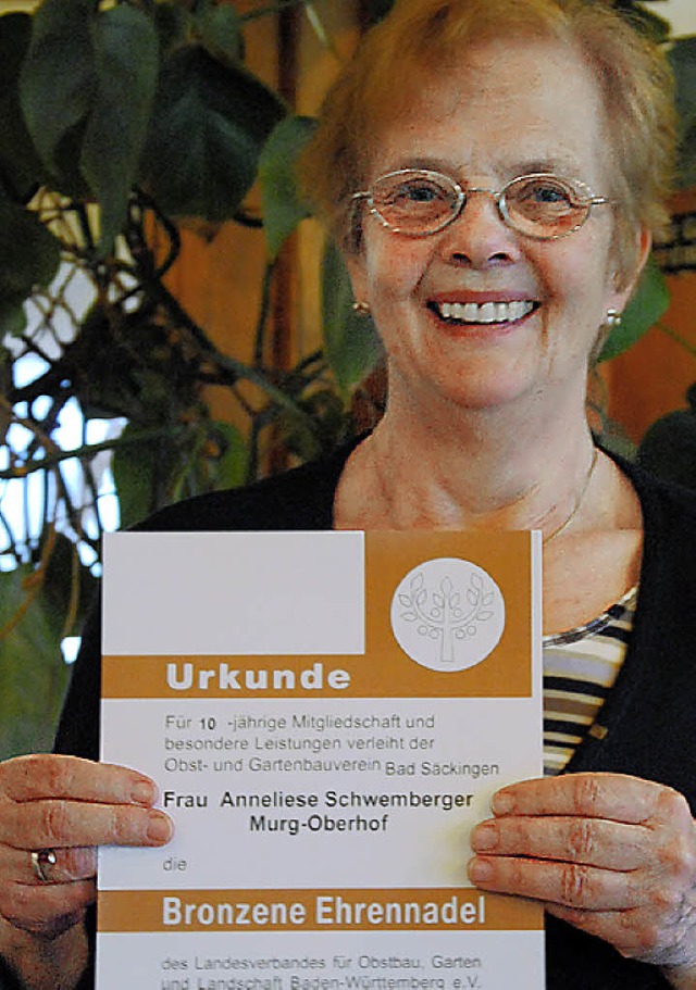 Anneliese Schwemberger ist fr zehn Jahre Vereinszugehrigkeit geehrt worden.   | Foto: Ralph Fautz
