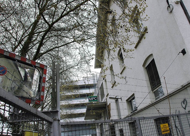 Am Badweg stehen auch die alten Fabrik...r Rntgenstrae  am MFC-Areal vorbei.   | Foto: Nikolaus Trenz