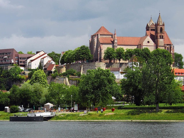 Vom Schiff aus bietet sich den Tourist...lhouette des Breisacher  Mnsterbergs.  | Foto: Hans-Peter Ziesmer