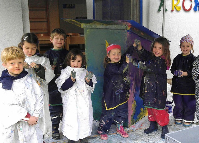 Kinder aus dem Ihringer Kindergarten A...  ein  &#8222;Rebhisli&#8220; bemalen.  | Foto: privat