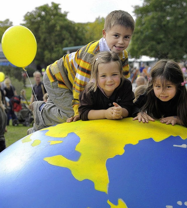 Nur hier ein Kinderspiel: Alle froh au...; Agenda 21-Aktion beim Weltkindertag.  | Foto: Kunz