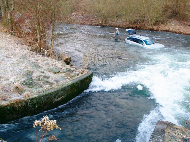 Aus diesem Auto befreite der &#8222;Held der Strae&#8220; die Fahrerin.  | Foto: privat