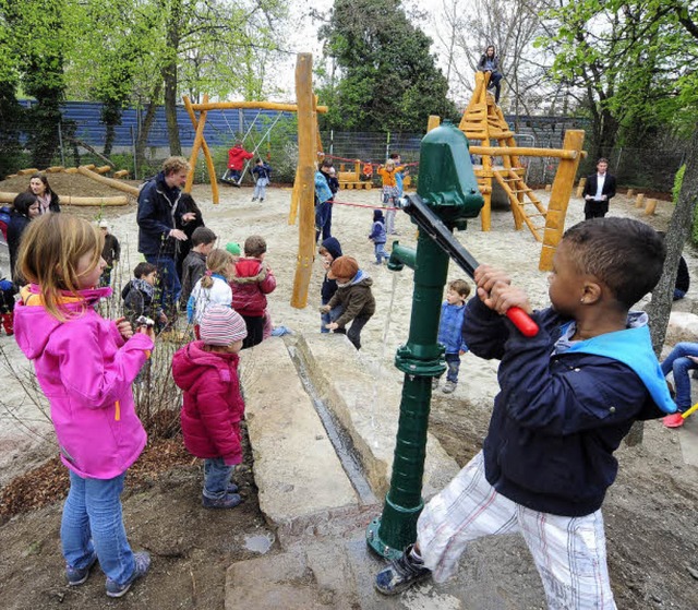 Voll im Einsatz: Die Kindergartenkinde...enbucht&#8220; erobern den Spielplatz.  | Foto: Thomas Kunz