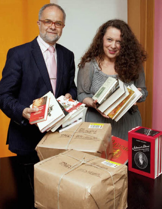 Heidi Knoblich und Brgermeister Rmme... Zeller Constanze-Mozart-Bibliothek.    | Foto: Privat