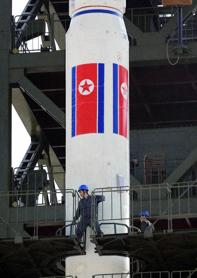 Techniker vor einer Unha-3-Rakete   | Foto: dpa