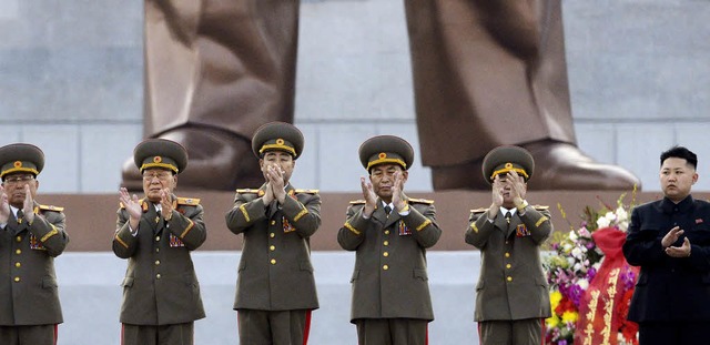 Diktator Kim Jong-un (rechts) bei eine...Raketenstart  endete in einem Debakel.  | Foto: AFP