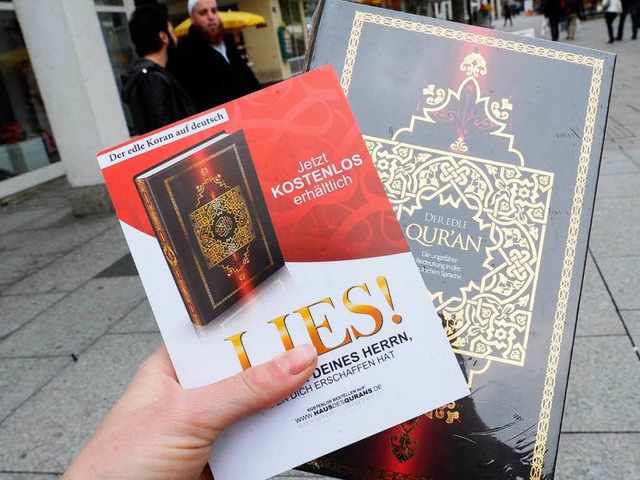 Ein von Salafisten verteilter Koran mi...ormationsbroschre &#8222;Lies!&#8220;  | Foto: dpa