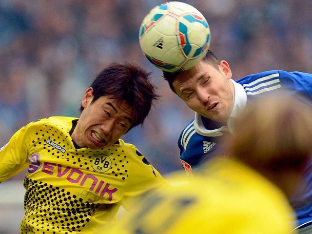 Das 140. Revier-Derby entschied Boruss...nd mit einem 2:1-Sieg beim FC Schalke.  | Foto: AFP