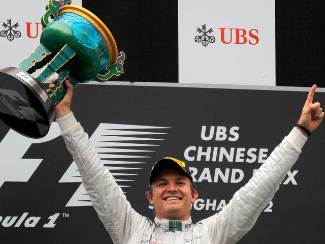 Nico Rosberg holt beim Grand Prix in S...ieg eine Mercedes-Werkteams seit 1955.  | Foto: dapd